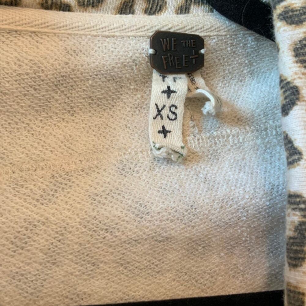 Free People We The Free Leopard Oversized Snap Button Sweater XS - Picture 4 of 5
